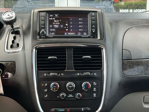 Used 2016 Dodge Grand Caravan SXT w/ Rear Park Assist Package FWD image 27