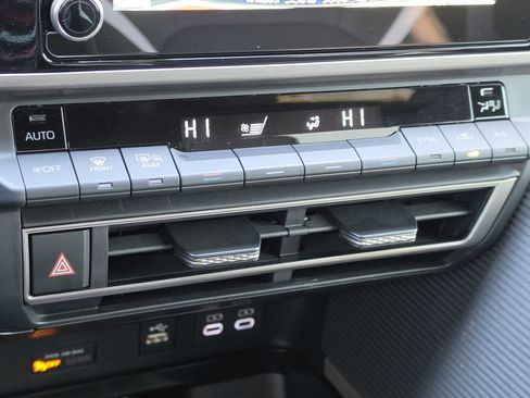 Used 2025 Toyota Camry SE image 21