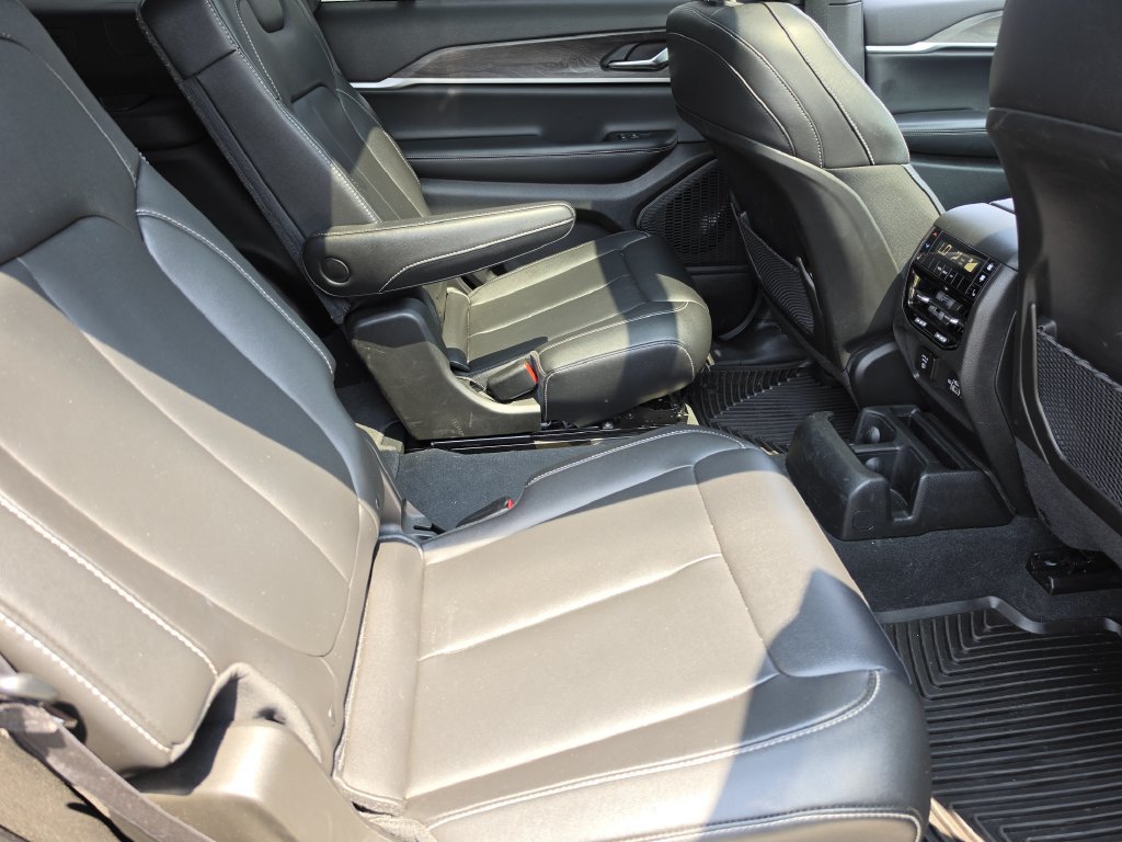 Used 2024 Jeep Grand Cherokee L Limited w/ Black Appearance Package AWD/4WD image 33