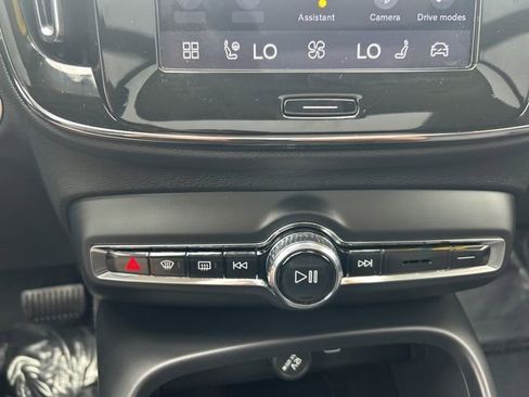 Certified 2025 Volvo XC40 B5 Plus image 26