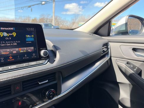 Used 2025 Nissan Rogue SV image 5