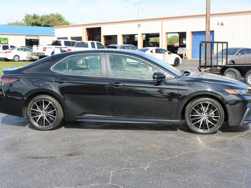 Used 2024 Toyota Camry SE image 3