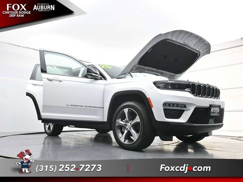 Used 2025 Jeep Grand Cherokee Limited AWD/4WD image 35