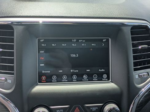 Used 2021 Jeep Grand Cherokee Laredo AWD/4WD image 24
