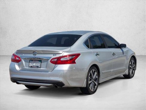 Used 2016 Nissan Altima 2.5 SR w/ LED Appearance Package FWD image 5