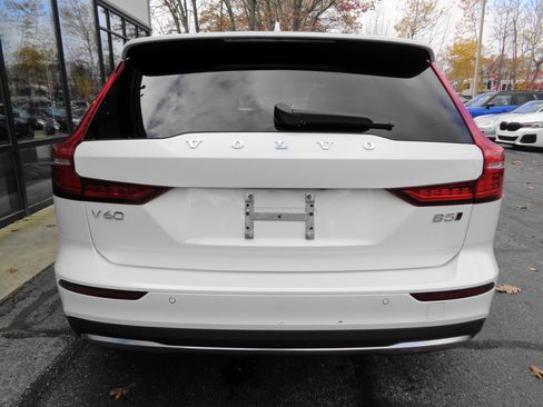 Used 2024 Volvo V60 B5 Cross Country Plus image 6