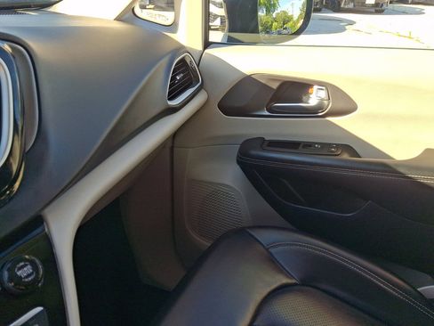 Used 2023 Chrysler Pacifica Touring-L FWD image 30