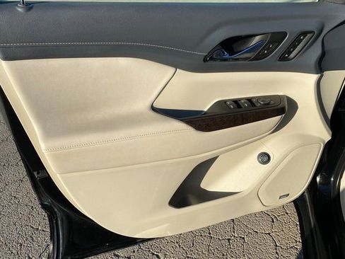 Used 2023 GMC Acadia Denali w/ Black Diamond Edition image 10