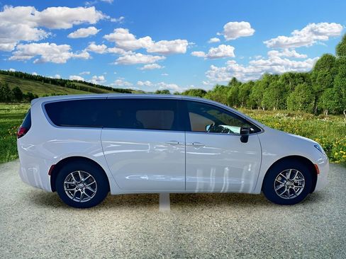 New 2026 Chrysler Voyager LX FWD image 3