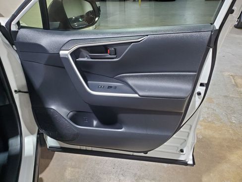 Used 2019 Toyota RAV4 LE AWD/4WD image 19