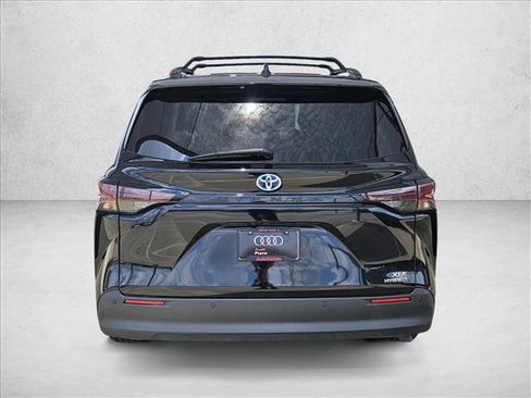 Used 2024 Toyota Sienna XLE FWD image 6