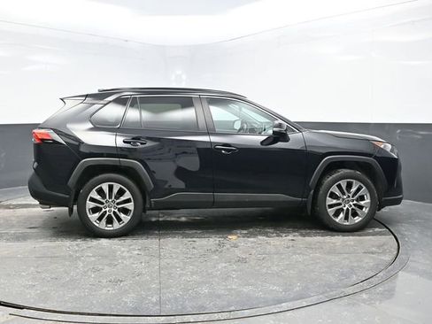 Used 2021 Toyota RAV4 XLE Premium image 8