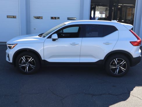 Used 2025 Volvo XC40 B5 Core image 7