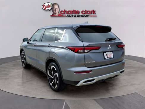 Used 2024 Mitsubishi Outlander SE image 3