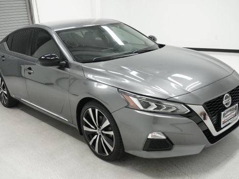 Used 2019 Nissan Altima 2.5 SR FWD image 3