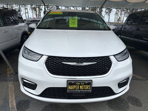 Used 2023 Chrysler Pacifica Touring-L image 2