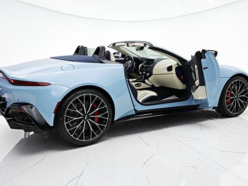 Used 2022 Aston Martin V8 Vantage Roadster RWD image 12