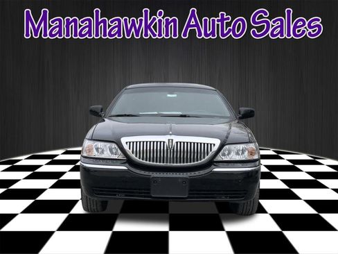 Used 2011 Lincoln Town Car Executive image 2