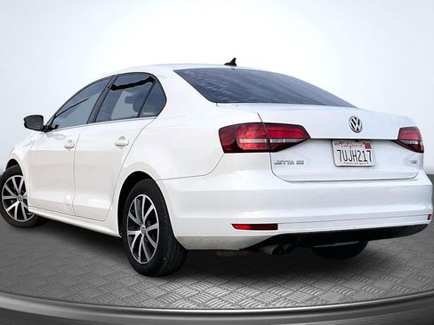 Used 2017 Volkswagen Jetta SE image 2