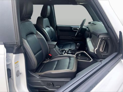 Certified 2025 Ford Bronco Outer Banks w/ Sasquatch Package AWD/4WD image 9