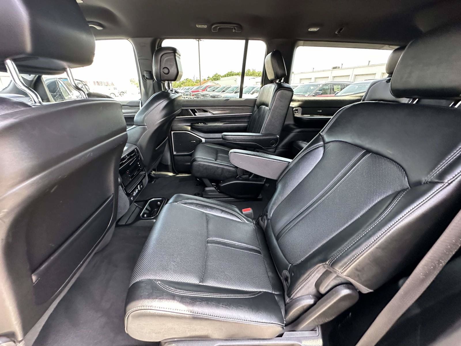 Used 2024 Jeep Wagoneer Series II AWD/4WD image 36