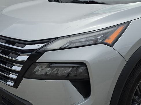 Used 2024 Nissan Rogue S FWD image 9