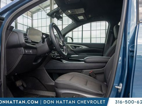 Used 2025 Chevrolet Traverse LT w/ Midnight/Sport Edition AWD/4WD image 3