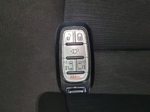 Used 2017 Chrysler Pacifica Touring FWD image 32
