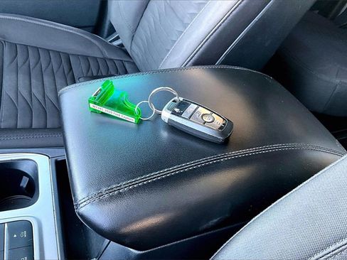 Used 2020 Ford Explorer XLT image 10