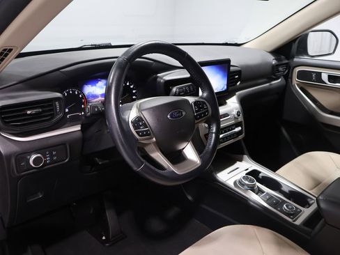 Used 2022 Ford Explorer XLT image 19