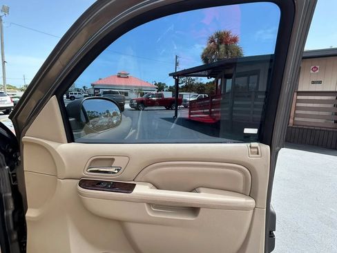 Used 2013 Cadillac Escalade ESV Luxury RWD image 19
