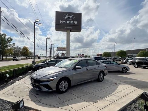Certified 2025 Hyundai Elantra SE image 9