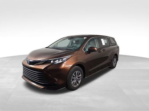 Used 2023 Toyota Sienna LE image 2