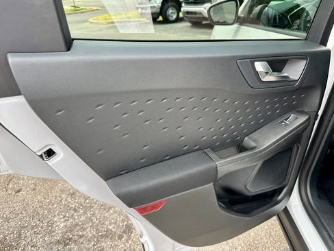 Used 2020 Ford Escape SE image 12