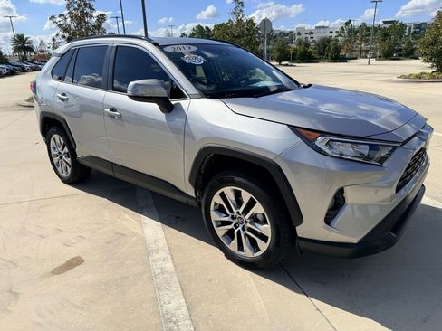 Used 2019 Toyota RAV4 XLE Premium image 4