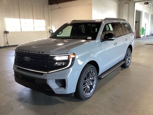 New 2026 Ford Expedition Platinum image 1