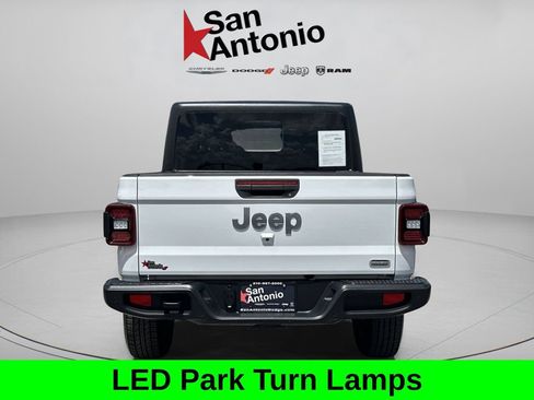 Used 2021 Jeep Gladiator Overland AWD/4WD image 13