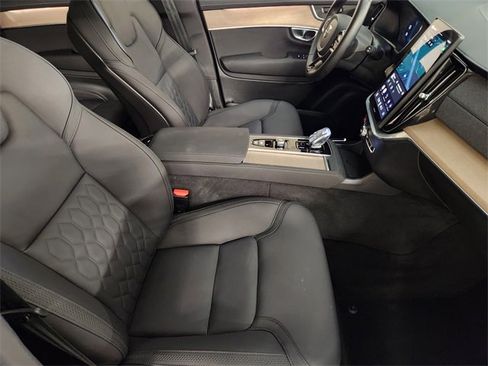 Used 2025 Volvo XC90 B6 Plus image 3