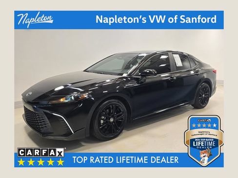 Used 2025 Toyota Camry SE w/ Convenience Package FWD image 1
