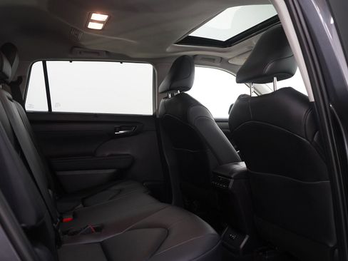 Used 2025 Toyota Highlander XLE AWD/4WD image 12