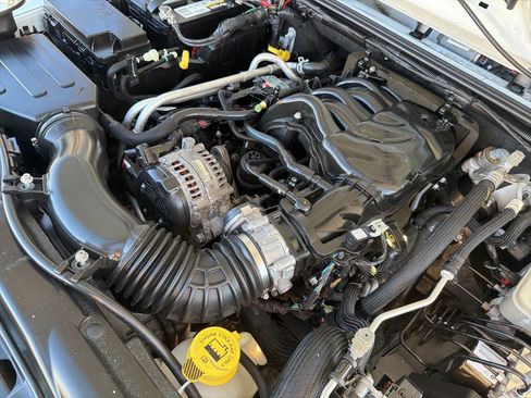 Used 2017 Jeep Wrangler Unlimited Rubicon w/ Connectivity Group image 16