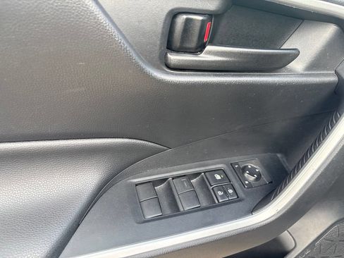 Used 2019 Toyota RAV4 LE FWD image 11
