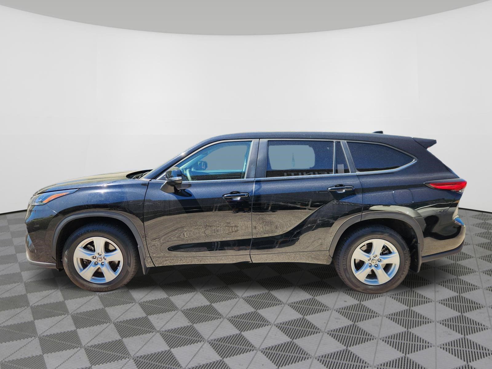 Used 2023 Toyota Highlander L AWD/4WD image 5