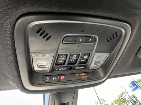 Used 2023 Chevrolet Traverse RS AWD/4WD image 28