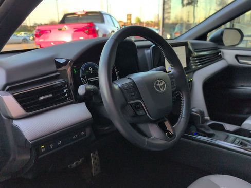 Used 2025 Toyota Camry SE image 11