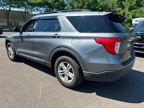 Used 2021 Ford Explorer XLT AWD/4WD image 2