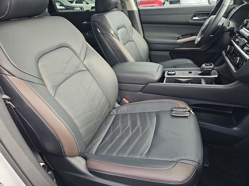 Used 2024 Nissan Pathfinder Platinum w/ Cargo Package image 15