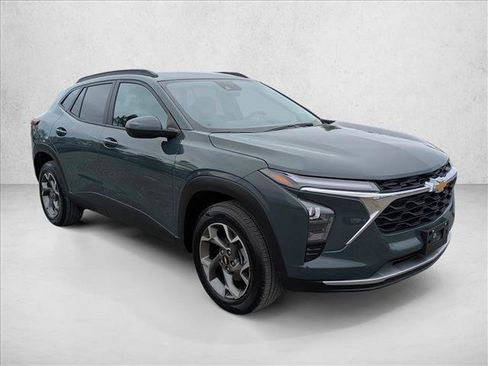 Used 2025 Chevrolet Trax LT w/ LT Convenience Package image 3