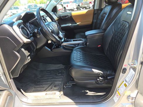 Used 2018 Toyota Tacoma SR5 AWD/4WD image 19