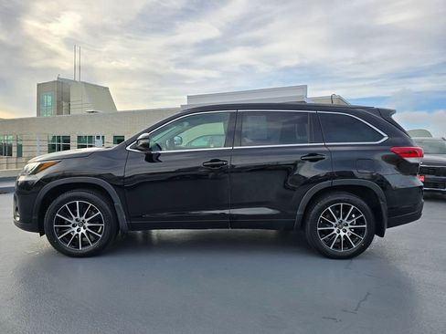 Used 2018 Toyota Highlander SE image 2